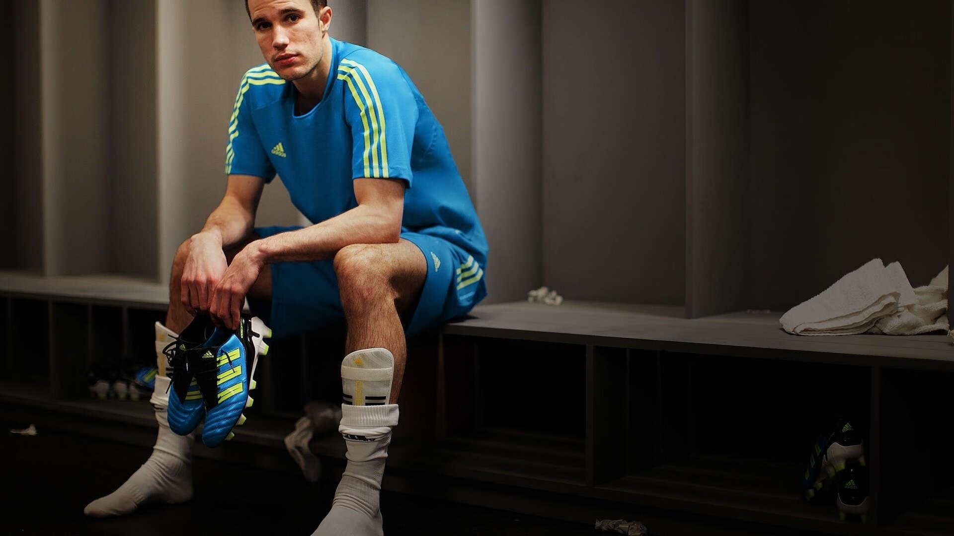 开云入口-神锋变叹息，多特门神一战封神！C罗错失单刀，金手套铸就钢铁长城，多特门神封神！C罗单刀被拒，金手套筑起叹息之墙